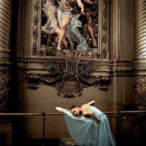 Alexandra Cardinale dans le foyer de la danse avant la représentation de "Serenade" de George Balanchine, ballet de l'Opéra Nati