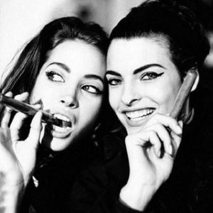 Elgort_Christy Turlington and Linda Evangelista by Arthur Elgort, the two Models smiling and pretending to smole cigars
