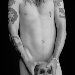 Axl Rose with Skull, Malibu by Sante D'Orazio, black and white photography of the nude musicians torso, covering himself with a human skull