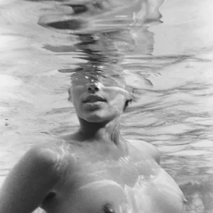 Emma underwater 1990 by Arthur Elgort, models nude torso underwater
