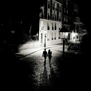 Andreas H. Bitesnich, Lovers in Paris, Street, Street Photography, Black and white, Black and white photography, snapshot, light, contrast, romantic, fine art photography, limited edition, paris, city of love
