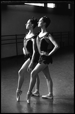 The Roy Sisters "Jewelry", New York City Ballett 1979 by Arthur Elgort, two ballerinas in black costumes standing in the same pose