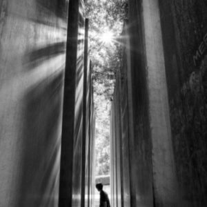 jewish Museum by Gérard Uféras, figure between concrete blocks with sunrays
