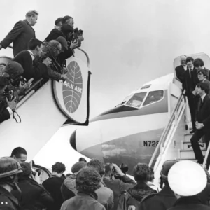 Terry O'Neill, Heathrow, Airport, London, Beatles, Musician, Band, Airplane, aircraft, black and white, celebrities