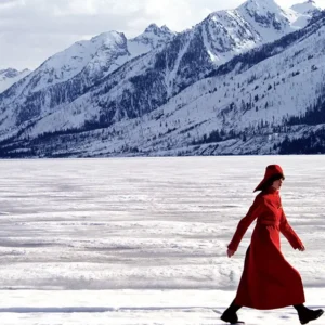 Arthur Elgort, Karen Elson, Supermodel, Topmodel, Fashion, Fashion Photography, Vogue, Red Coat, Winter, Snow, Mountains, Skiing, Fine Art Photography, limited edition, color, color photography, landscape, outdoor